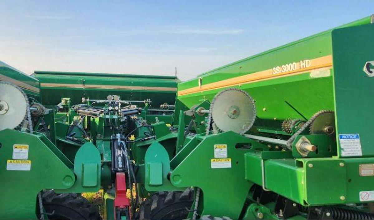 Used 2017 GREAT PLAINS 3S3000HD Grain Drill