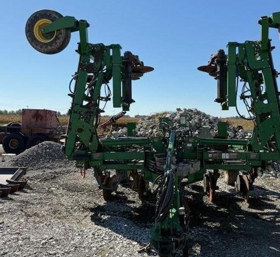 Used 2009 JOHN DEERE 2510H Fertilizer