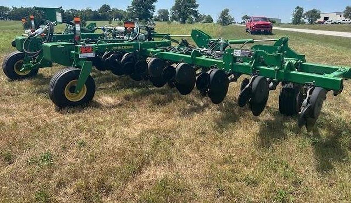 Used 2011 JOHN DEERE 2510H Fertilizer Applicator