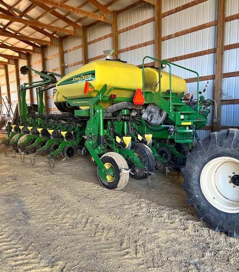 Used 2005 JOHN DEERE 1770NT Planter