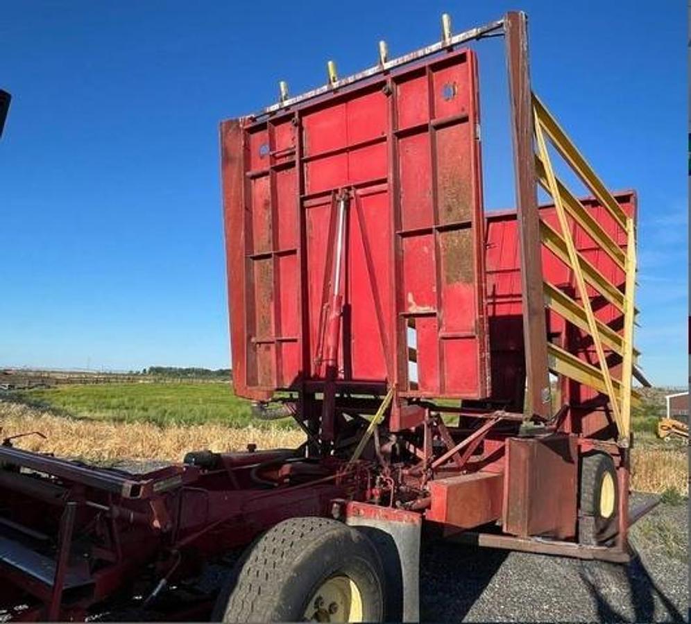 Used 1985 New Holland 1068 Bale Accumulator