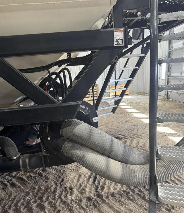 Used 2018 Bourgault 3820-60 & 2021 9950 Cart