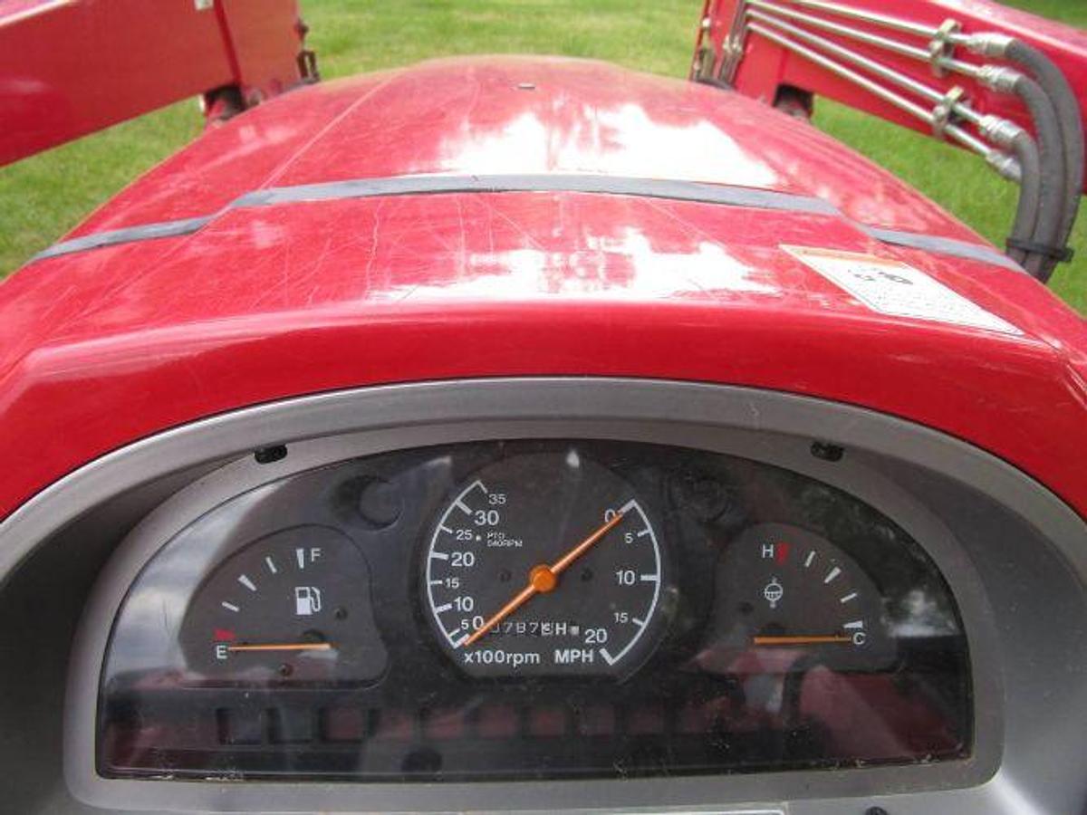 Used 2005 Mahindra 3510 with Loader