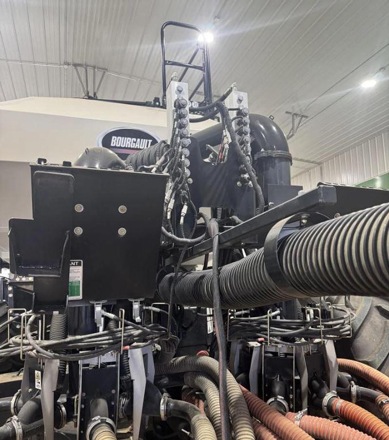 Used 2018 Bourgault 3820-60 & 2021 9950 Cart