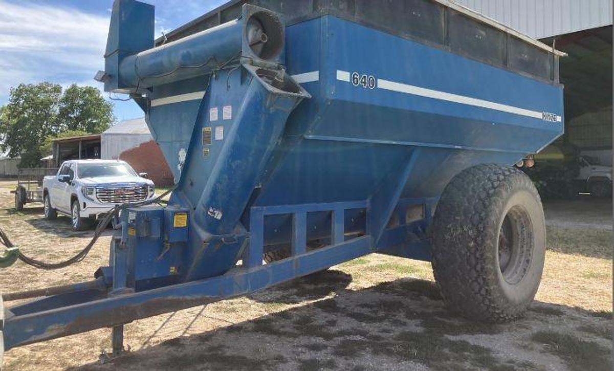 Used 2012 KINZE 640 Grain Cart