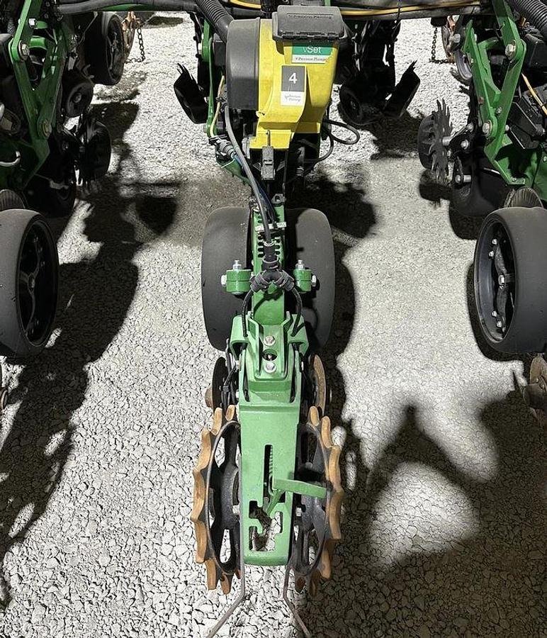 Used 2007 JOHN DEERE 1770NT Planter