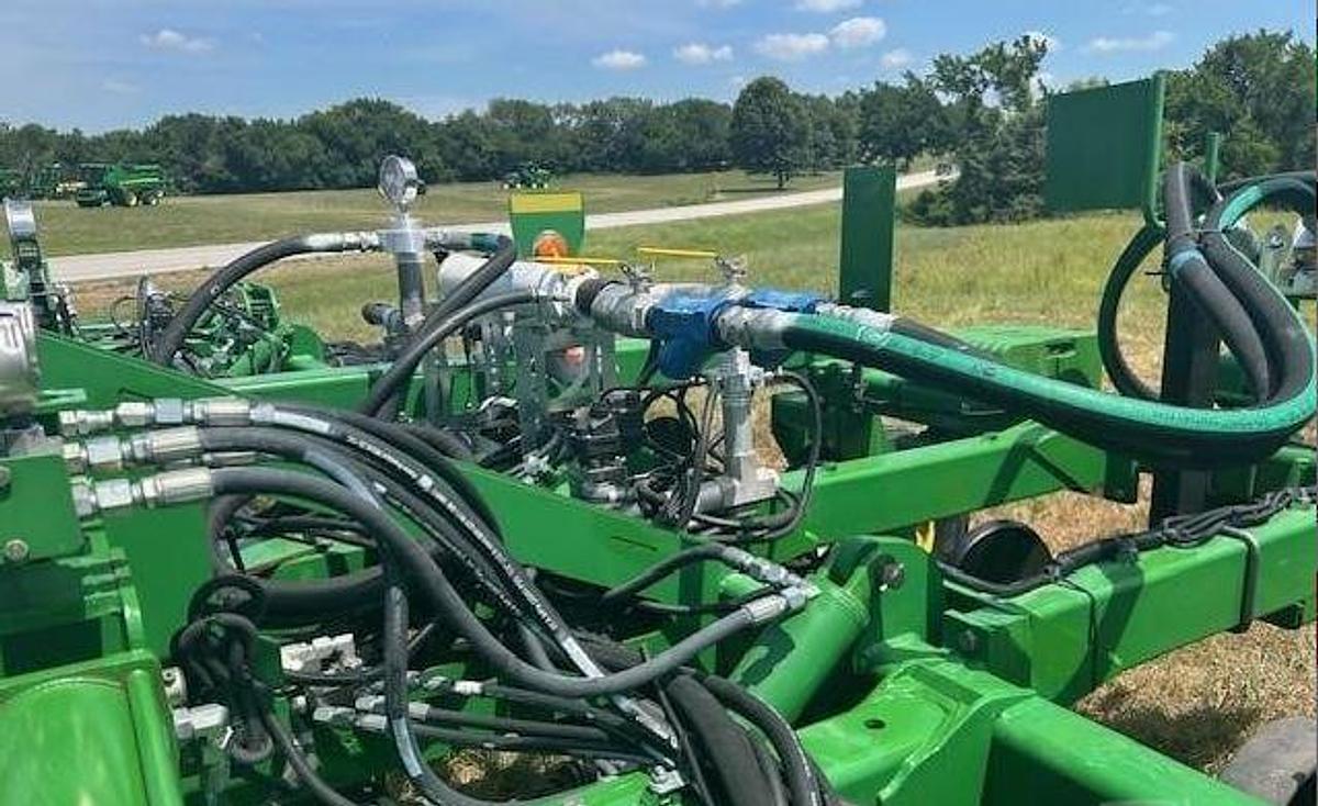 Used 2011 JOHN DEERE 2510H Fertilizer Applicator