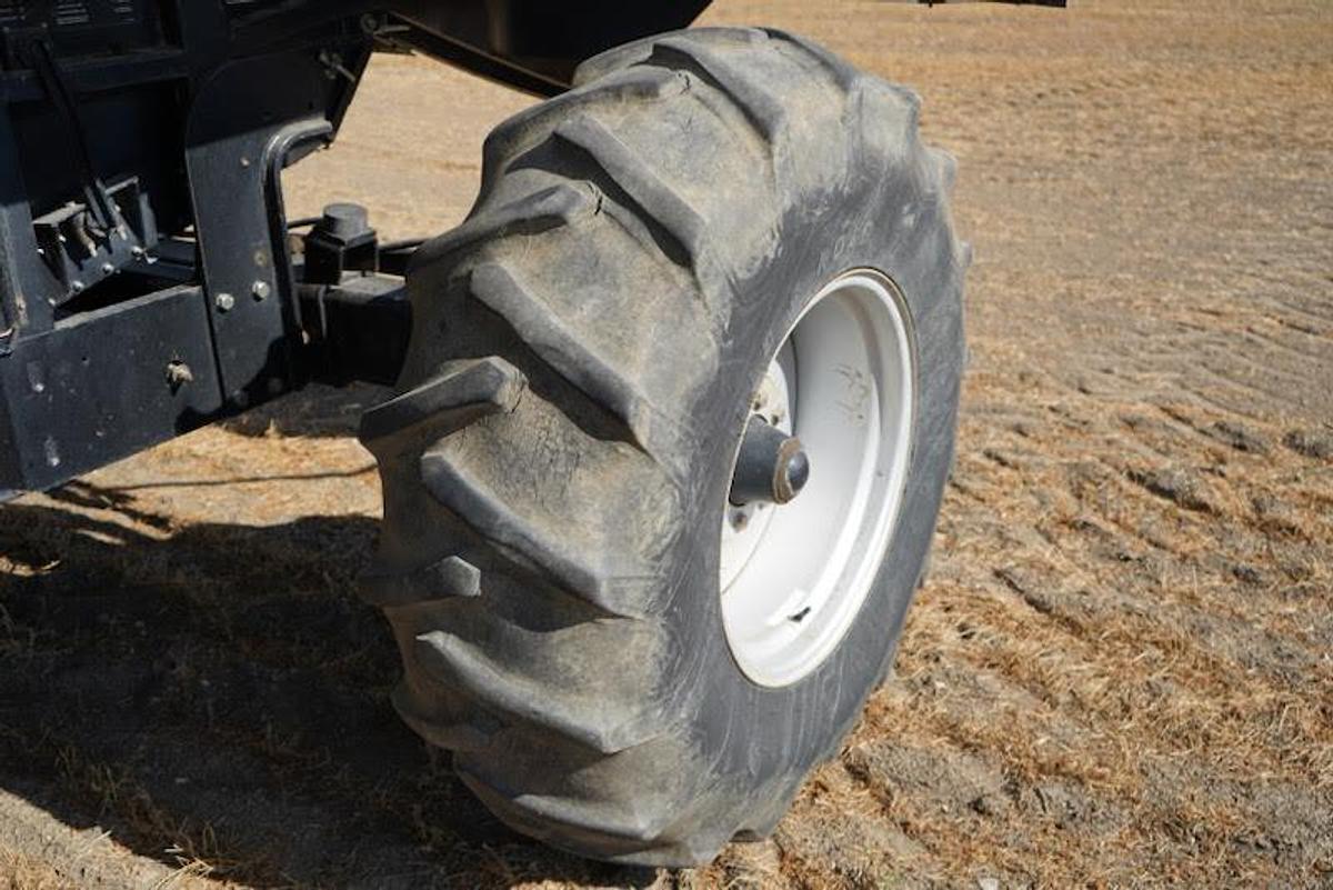 Used 2005 Gleaner R65 Combine