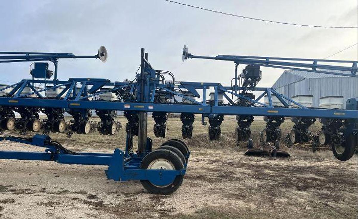 Used 2009 KINZE 3600 Planter