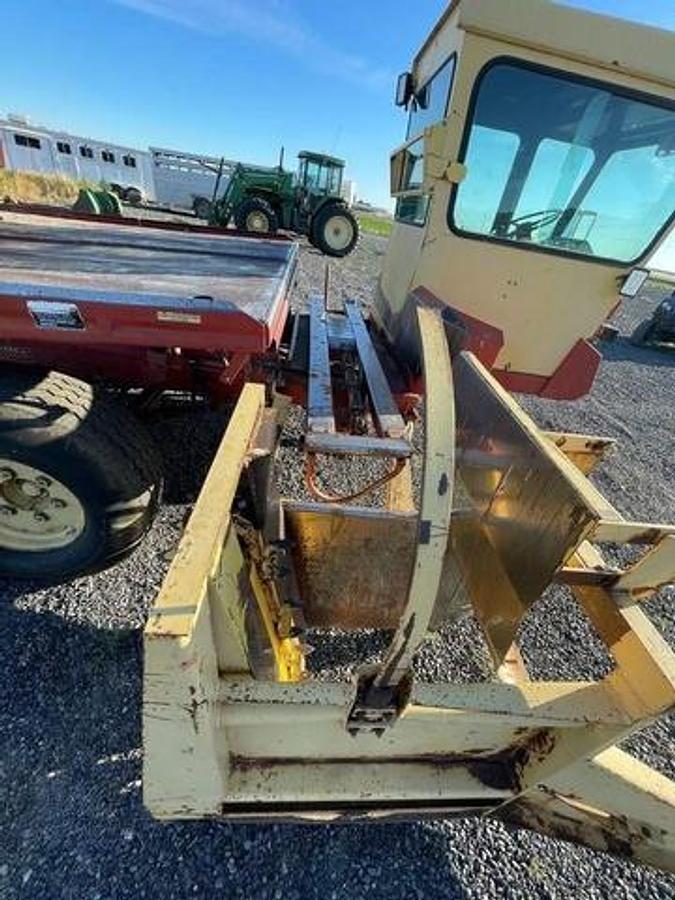 Used 1985 New Holland 1068 Bale Accumulator