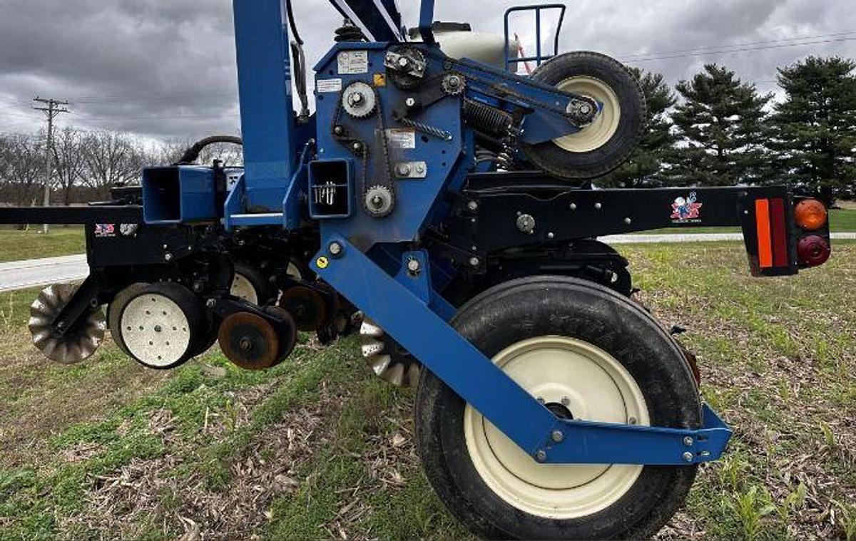 Used 2015 KINZE 3600 Planter