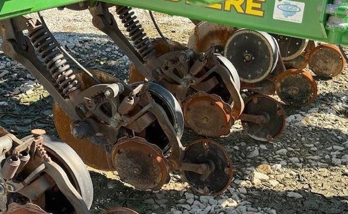 Used 2009 JOHN DEERE 2510H Fertilizer