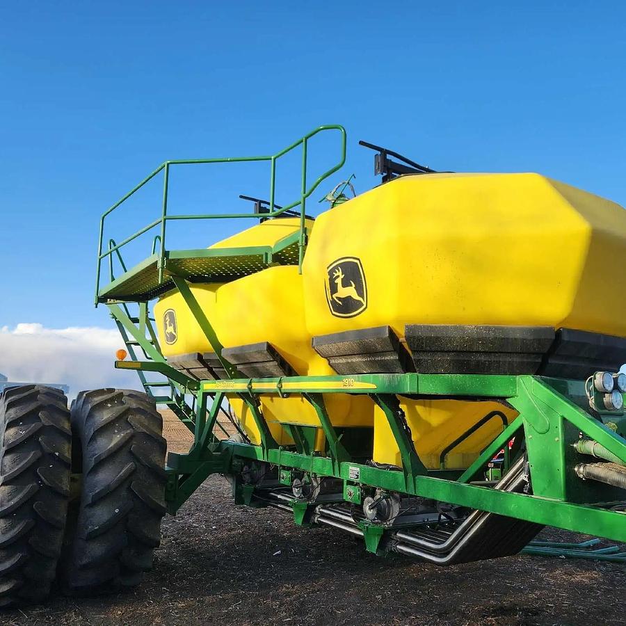 Used 2010 John Deere 1830 airdrill w/1910 cart