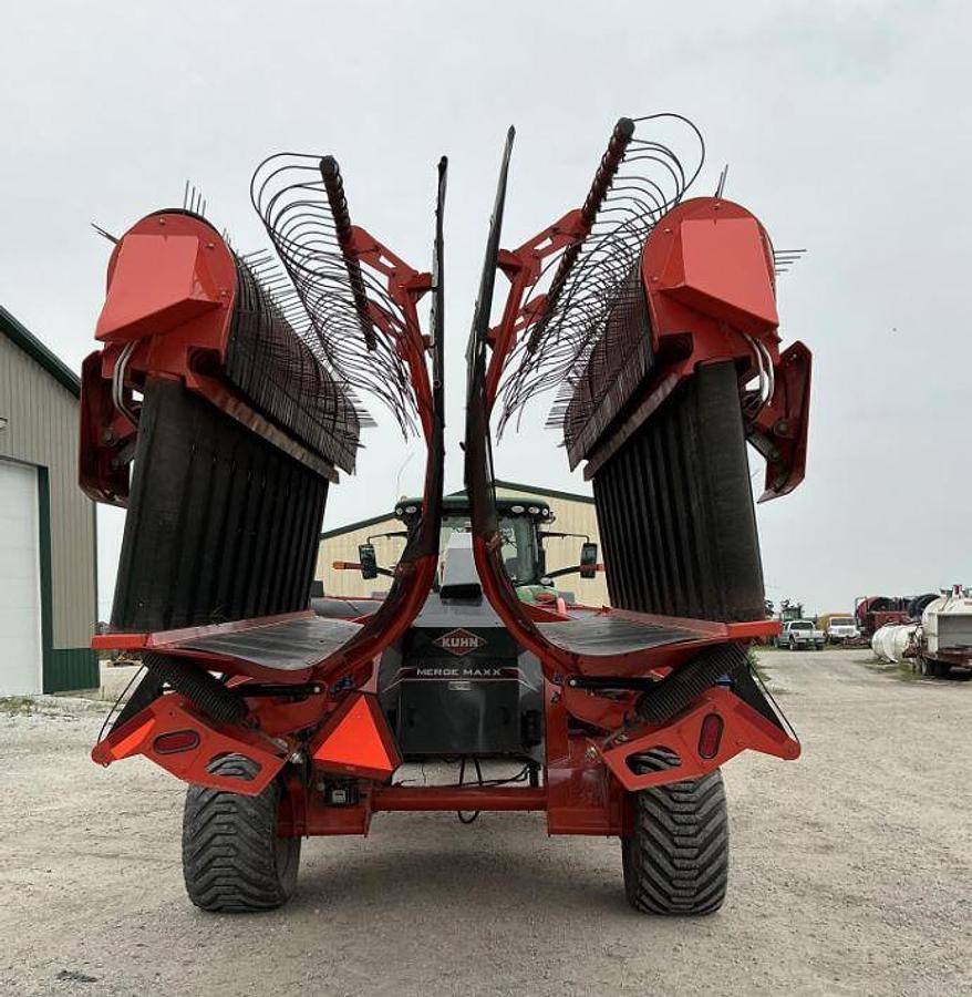 Used 2020 Kuhn Merge Maxx 1100