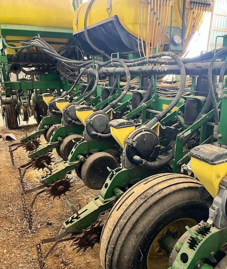 Used 2005 JOHN DEERE 1770NT Planter