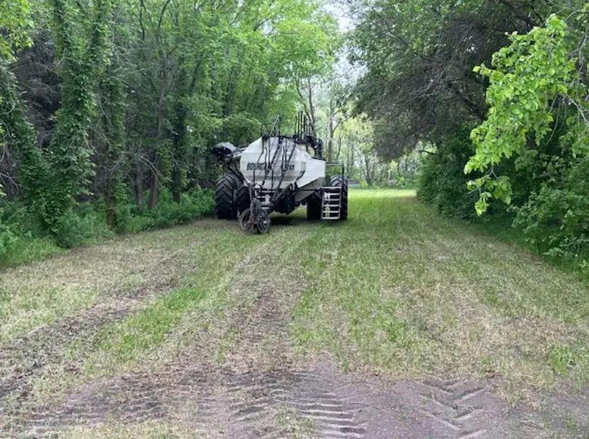 Used 2015 Bourgault L7800 with Seedhawk 6510 Toolbar