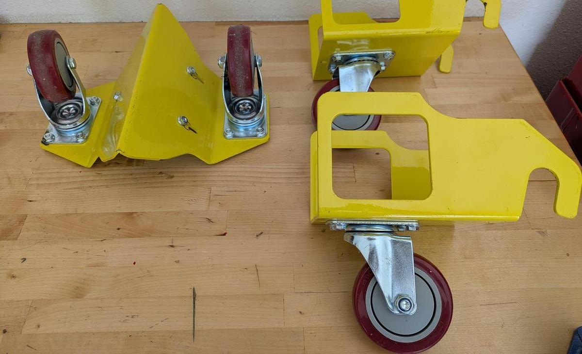 Used 2022 JOHN DEERE 1025R