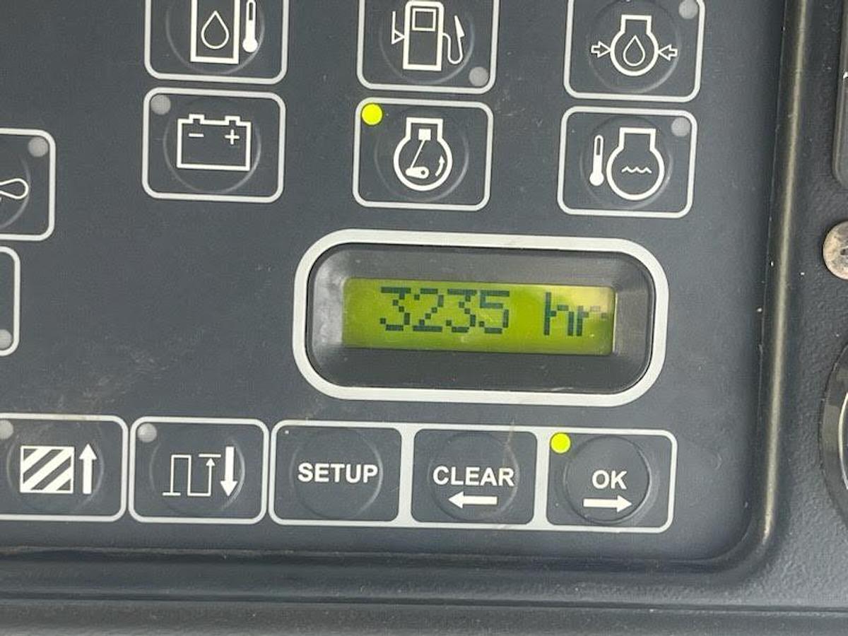 Used 2005 Gleaner R65 Combine