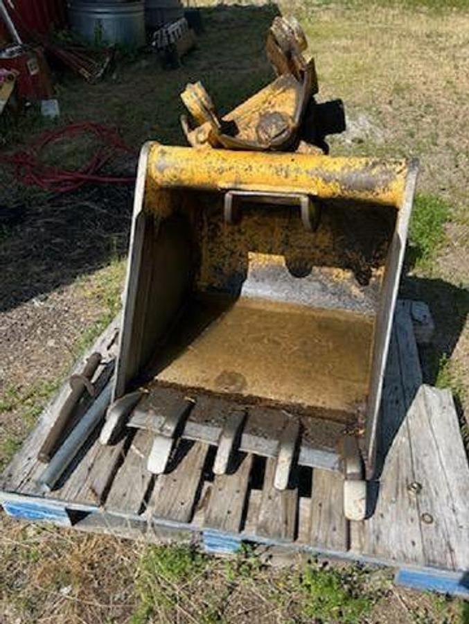 Used 1992 Wain Roy Quick Change 30-Inch Backhoe Bucket