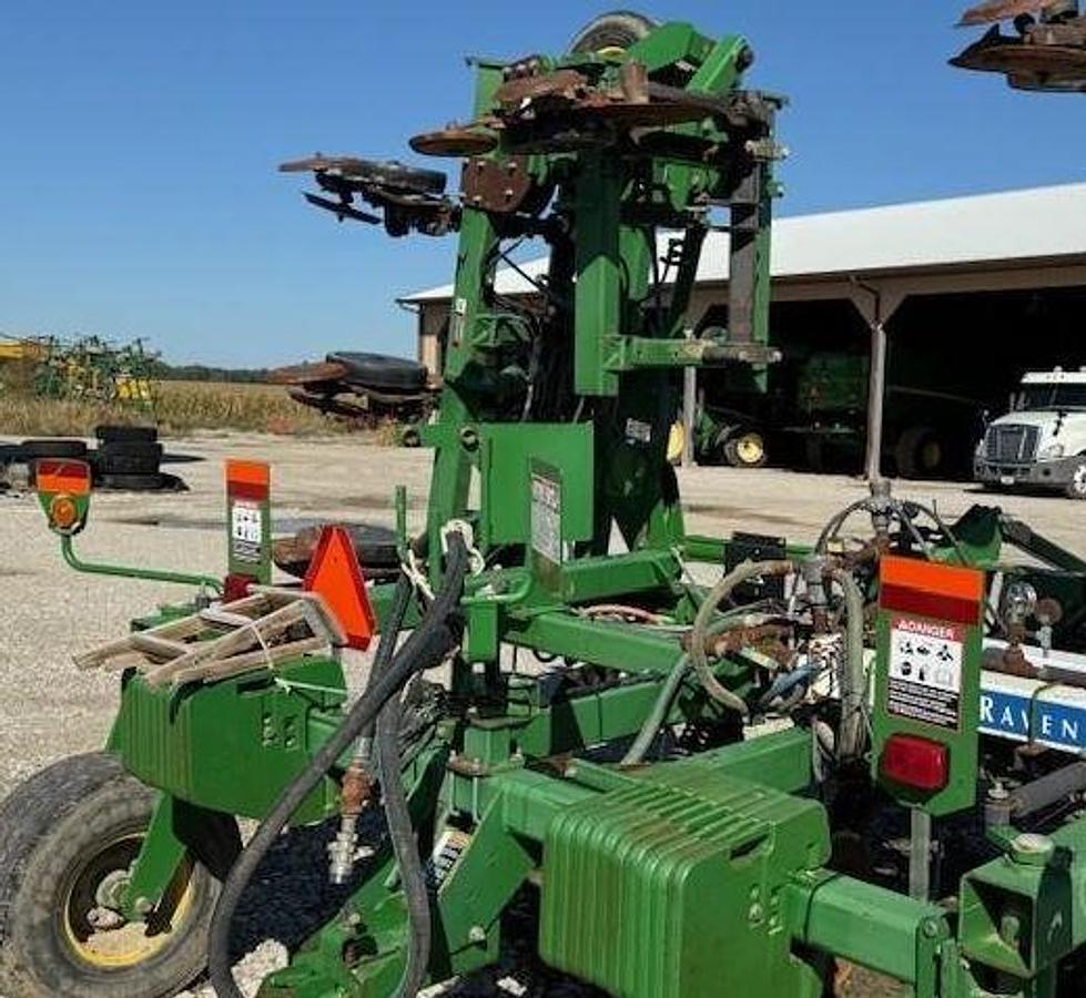Used 2009 JOHN DEERE 2510H Fertilizer