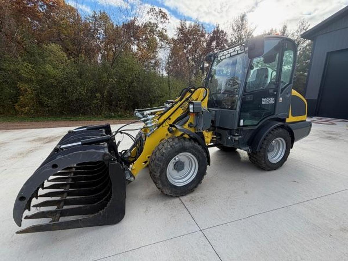 Used 2004 WACKER NEUSON Wheel Loader + Attachment