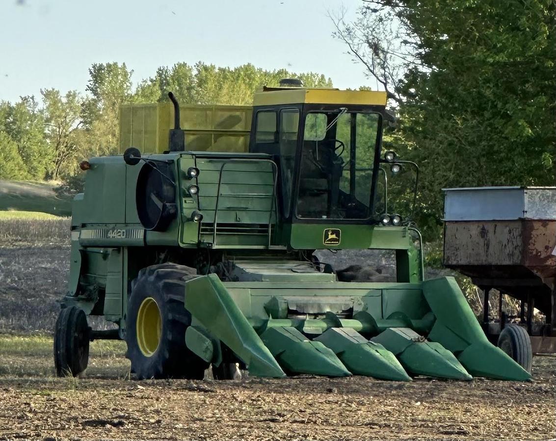 Used 1982 John Deere 4420 Combine