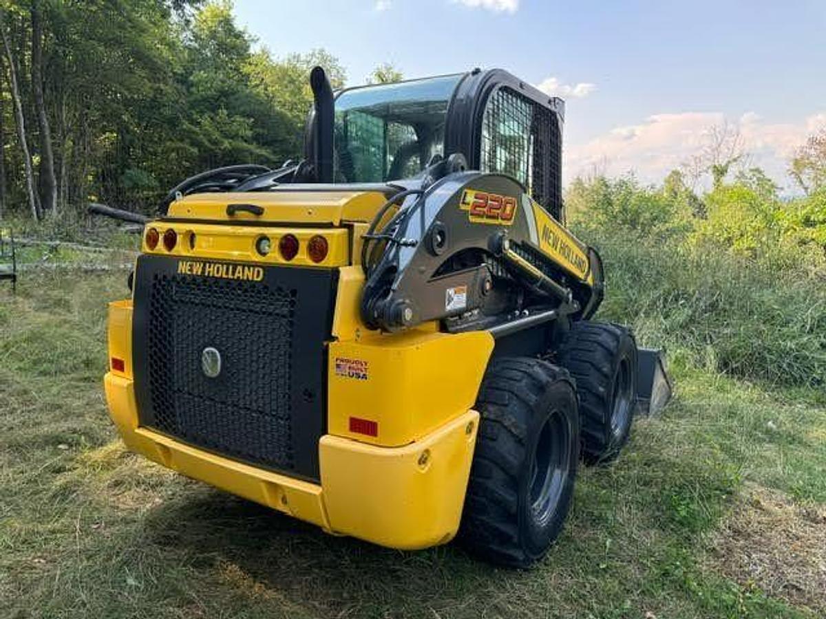 Used 2019 NEW HOLLAND L220