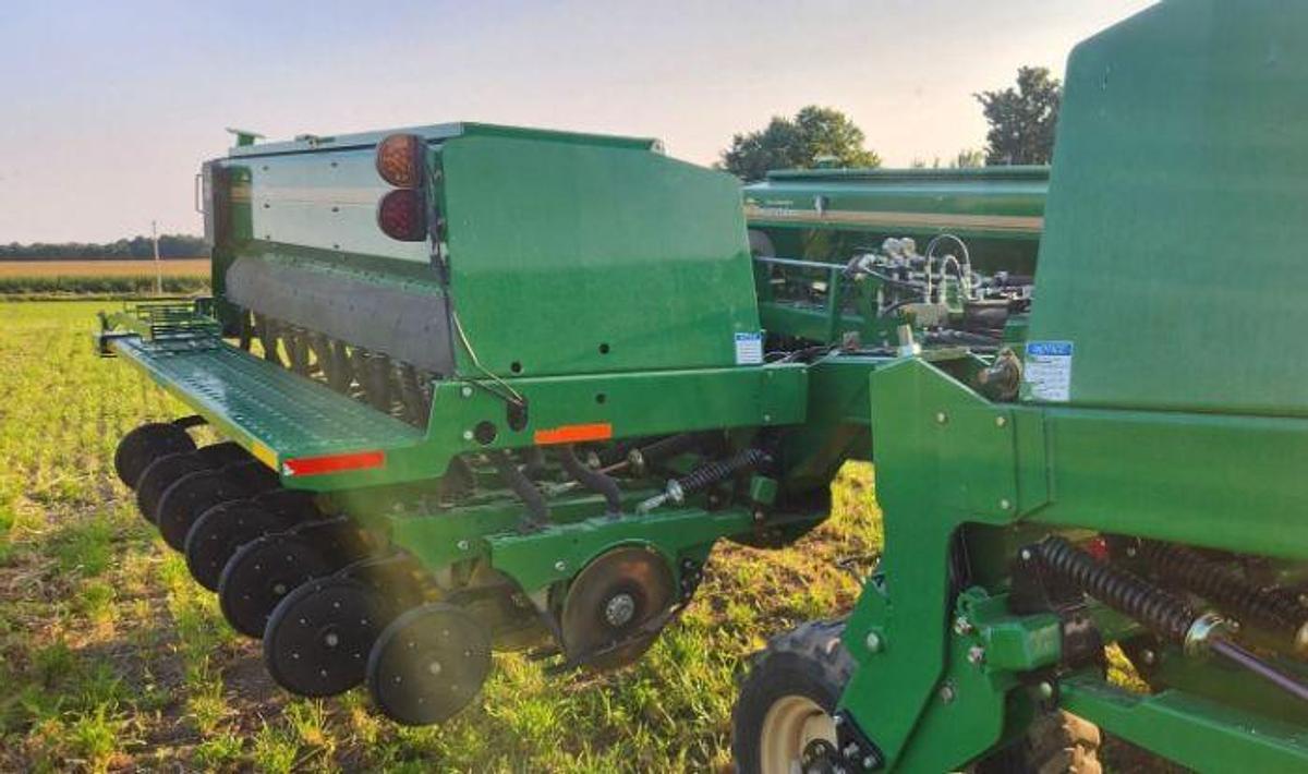 Used 2017 GREAT PLAINS 3S3000HD Grain Drill