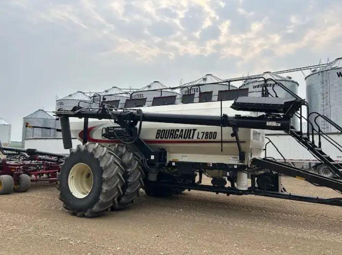 Used 2015 Bourgault L7800 with Seedhawk 6510 Toolbar