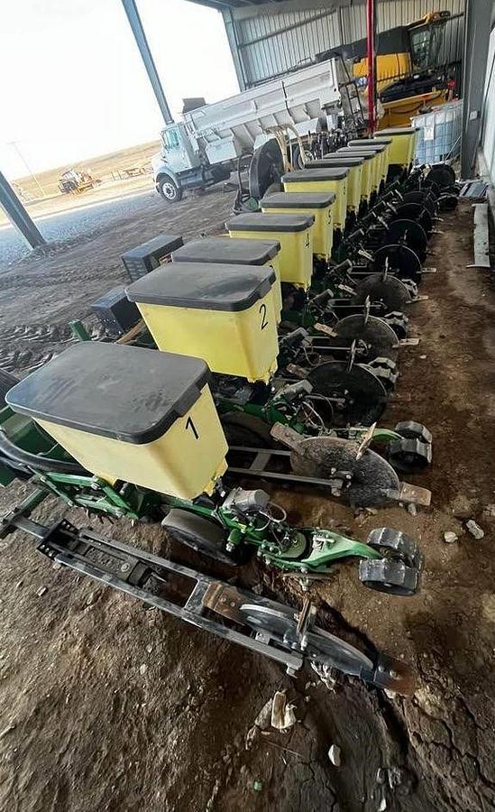 Used 2020 JOHN DEERE DR12 Planter