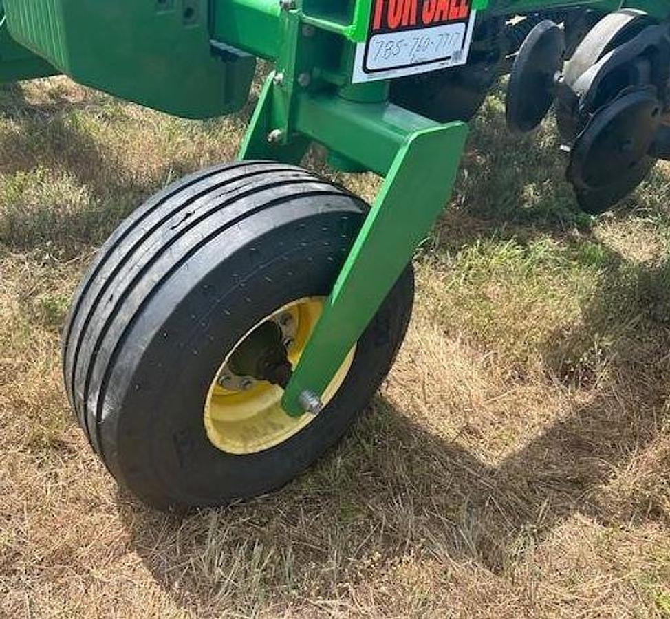 Used 2011 JOHN DEERE 2510H Fertilizer Applicator