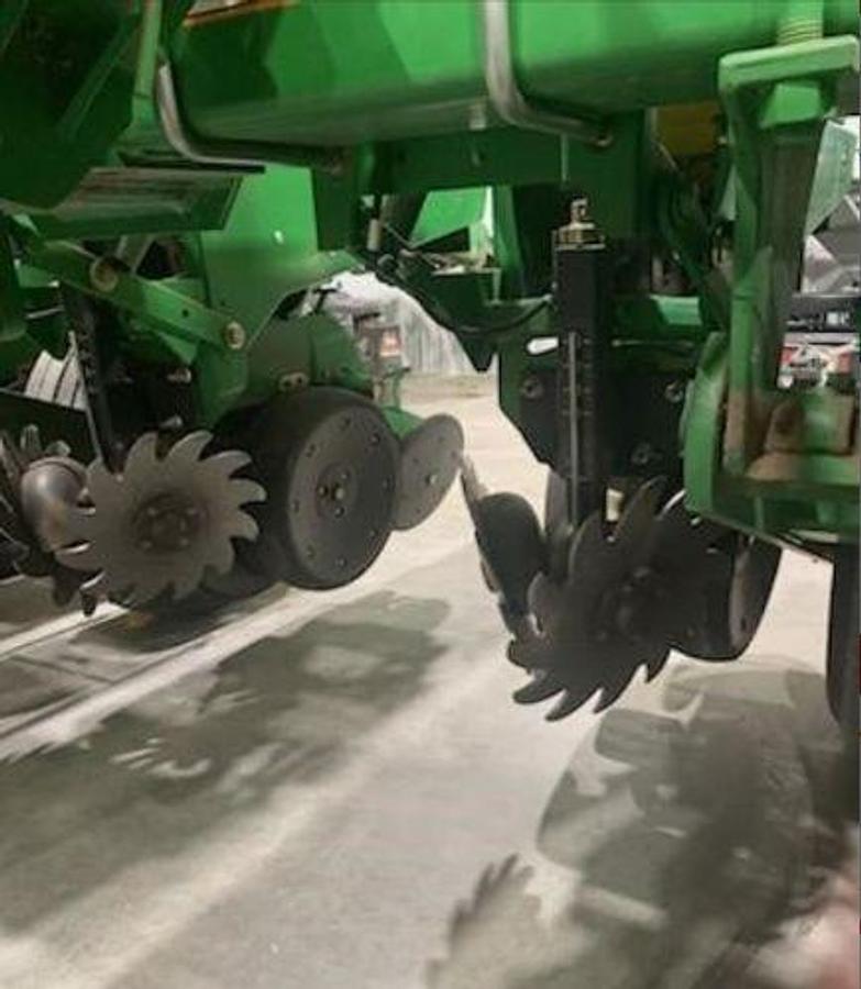 Used 2010 JOHN DEERE 1760 MaxEmerge XP Vac Planter
