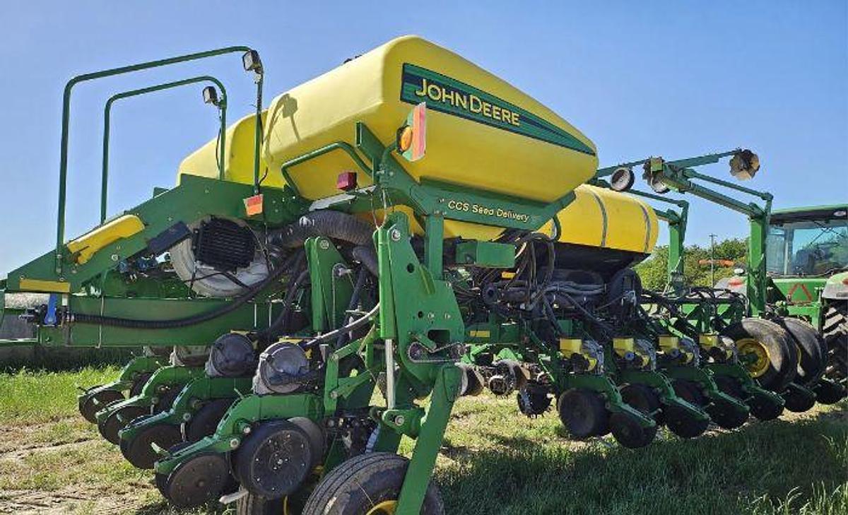 Used 2009 JOHN DEERE 1770NT Planter