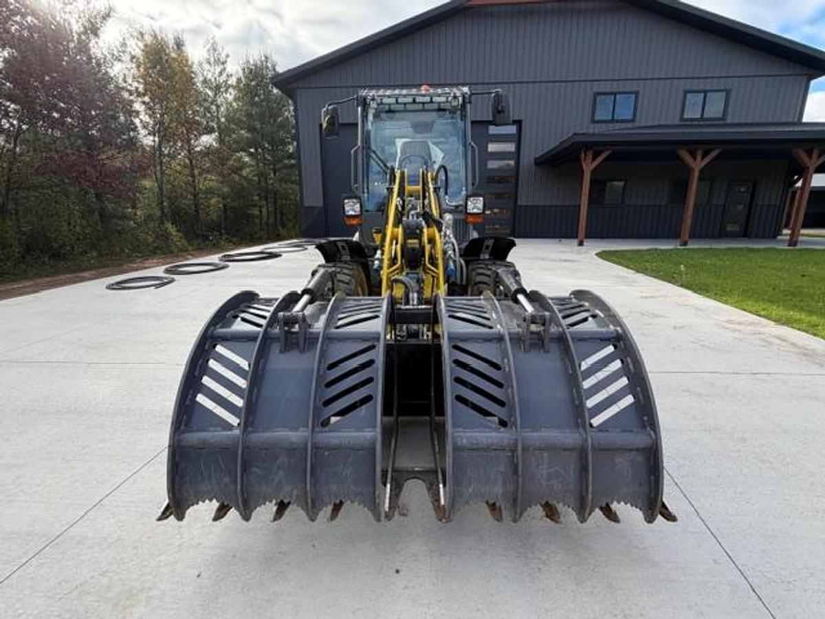 Used 2004 WACKER NEUSON Wheel Loader + Attachment