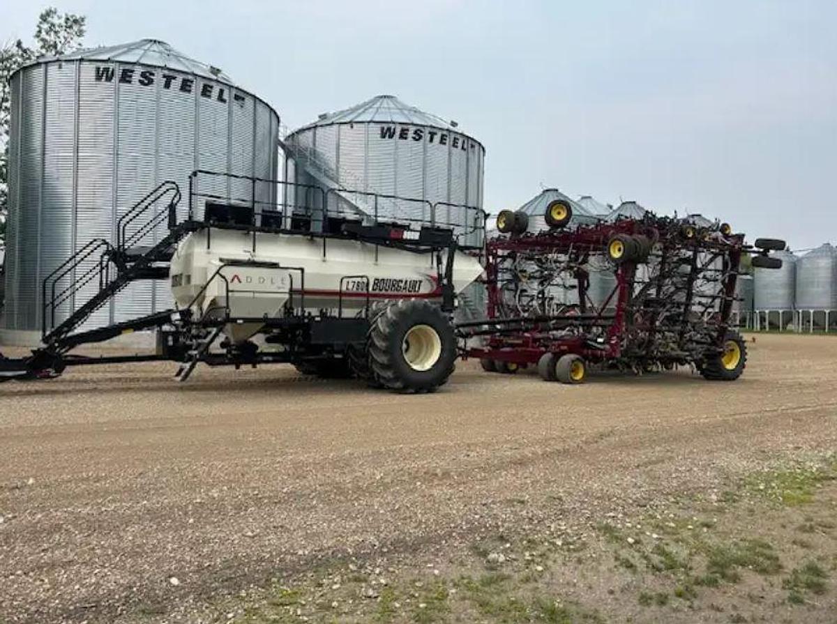 Used 2015 Bourgault L7800 with Seedhawk 6510 Toolbar