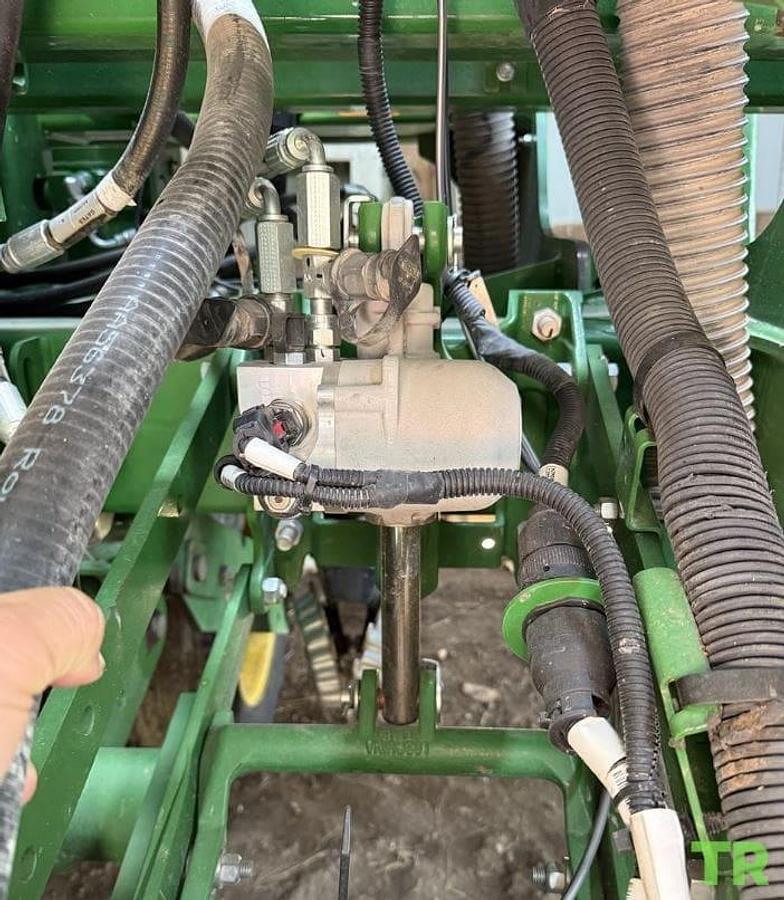 Used 2021 John Deere 1795 ExactEmerge 12/23 Split-Row Planter