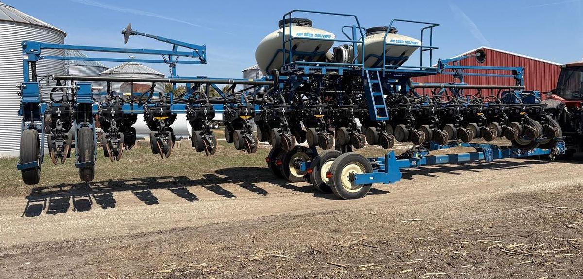 Used 2011 Kinze 3600ASD Planter