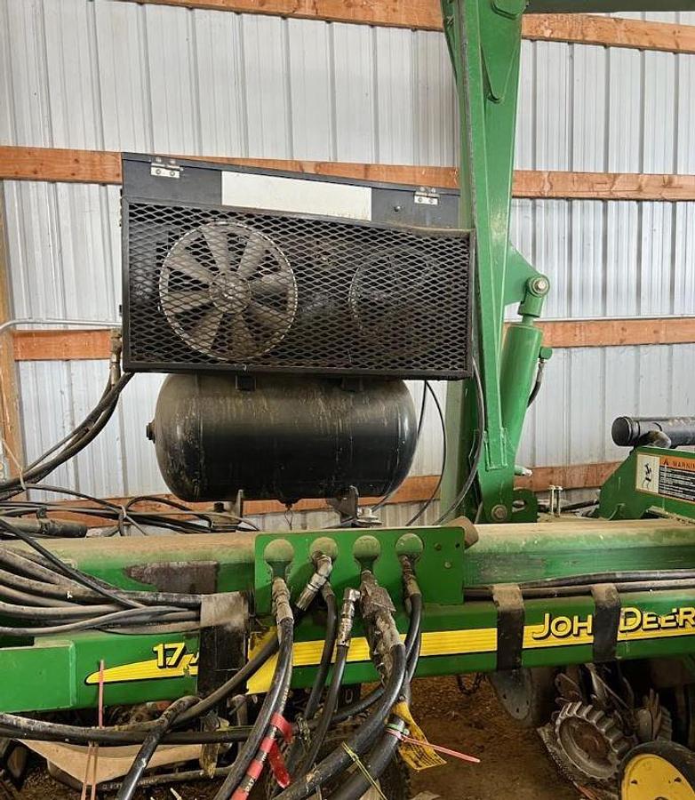 Used 2005 JOHN DEERE 1770NT Planter