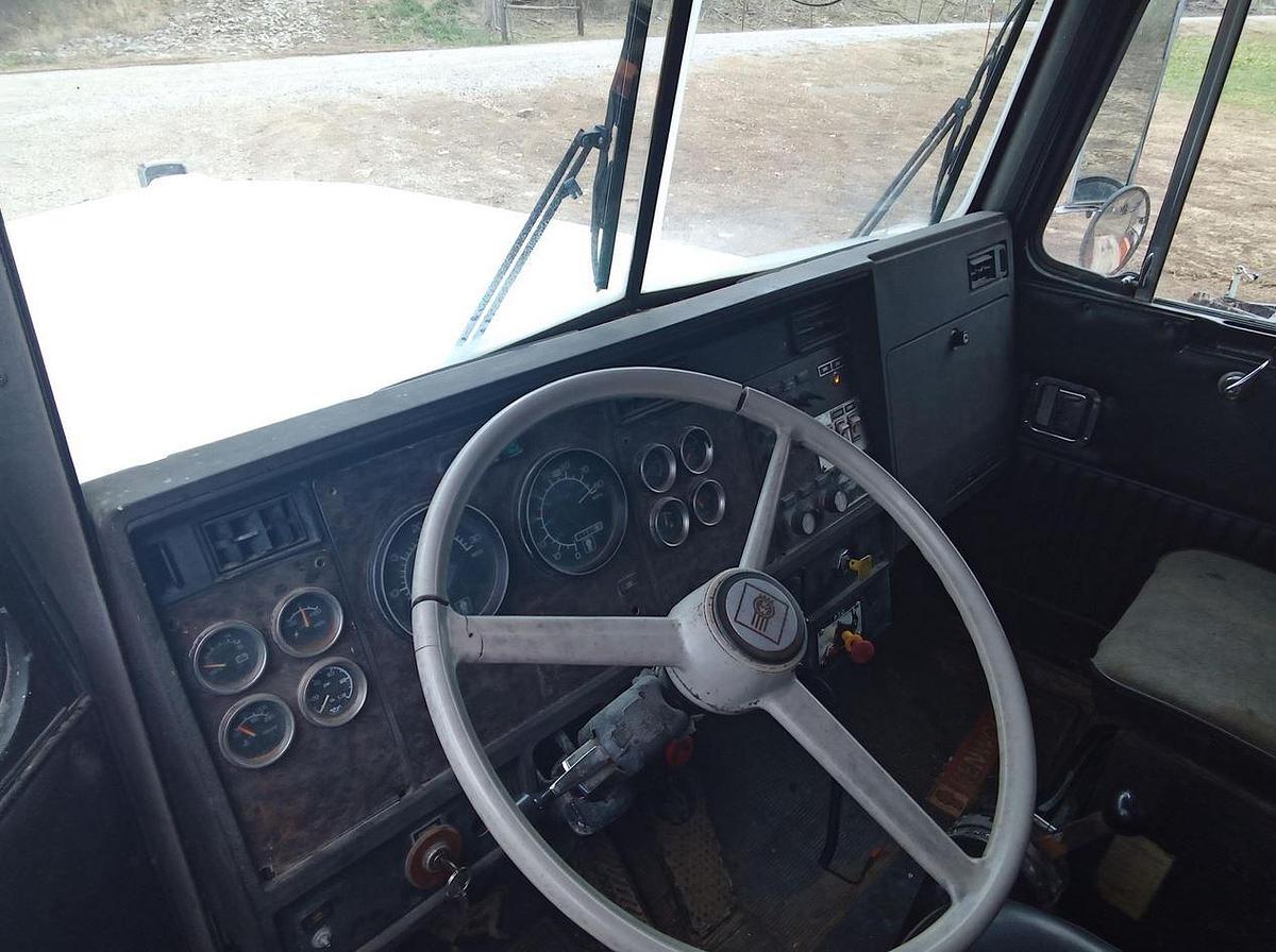 Used 1984 KENWORTH W900 Grapple Truck
