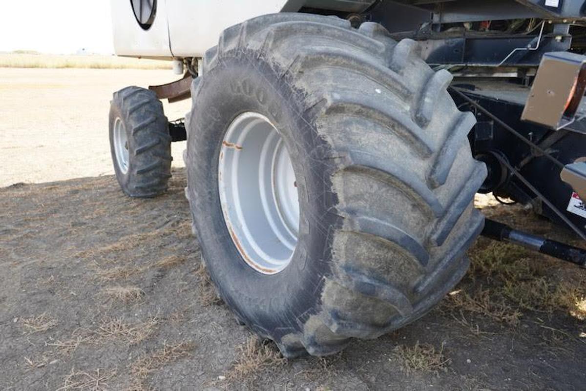 Used 2005 Gleaner R65 Combine