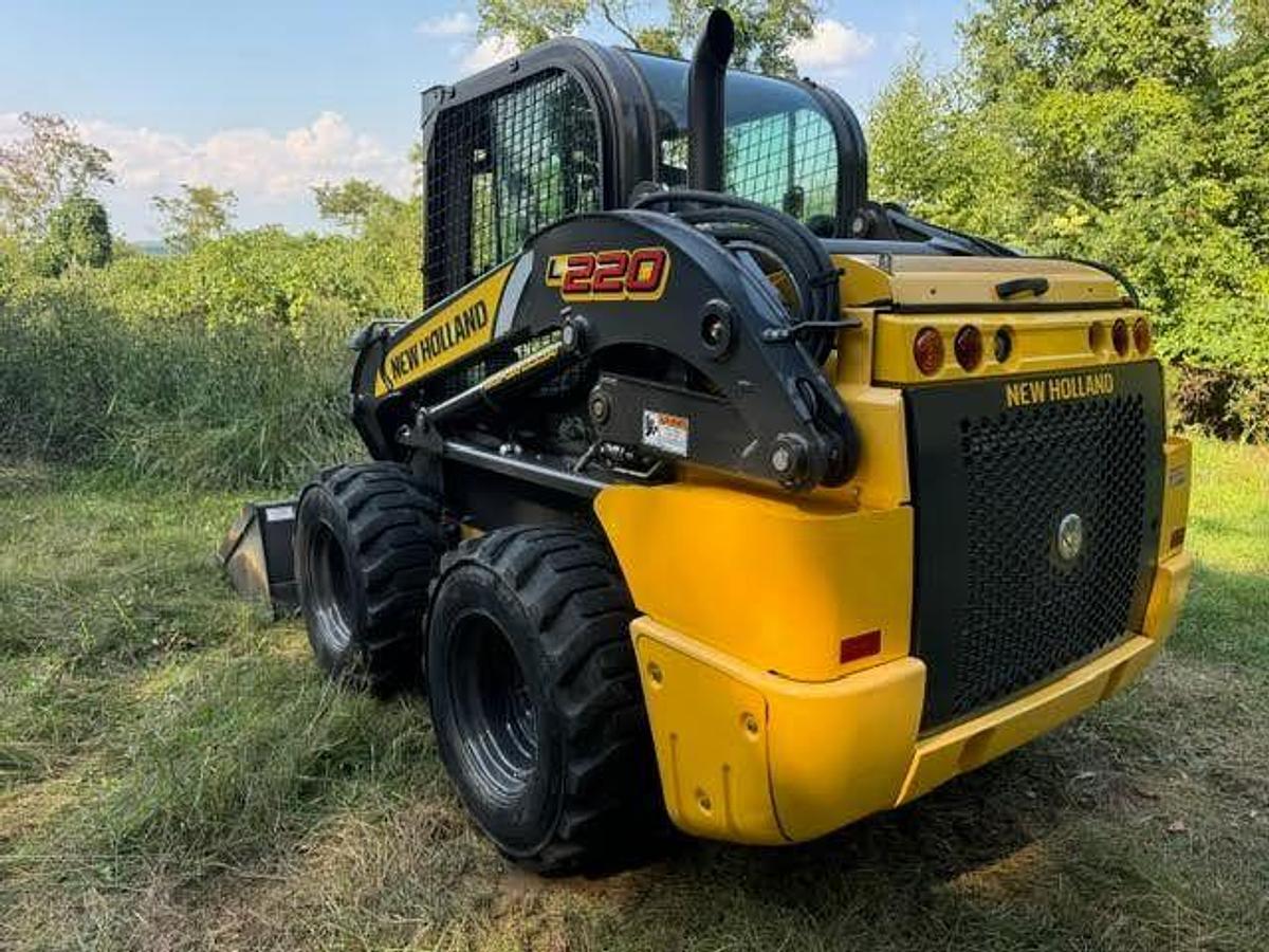 Used 2019 NEW HOLLAND L220