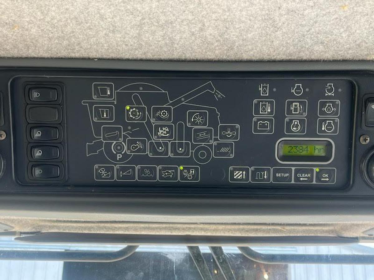 Used 2005 Gleaner R65 Combine