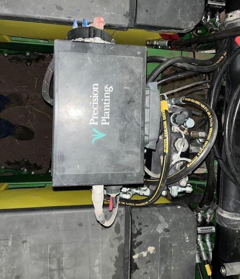 Used JOHN DEERE 1720 Planter