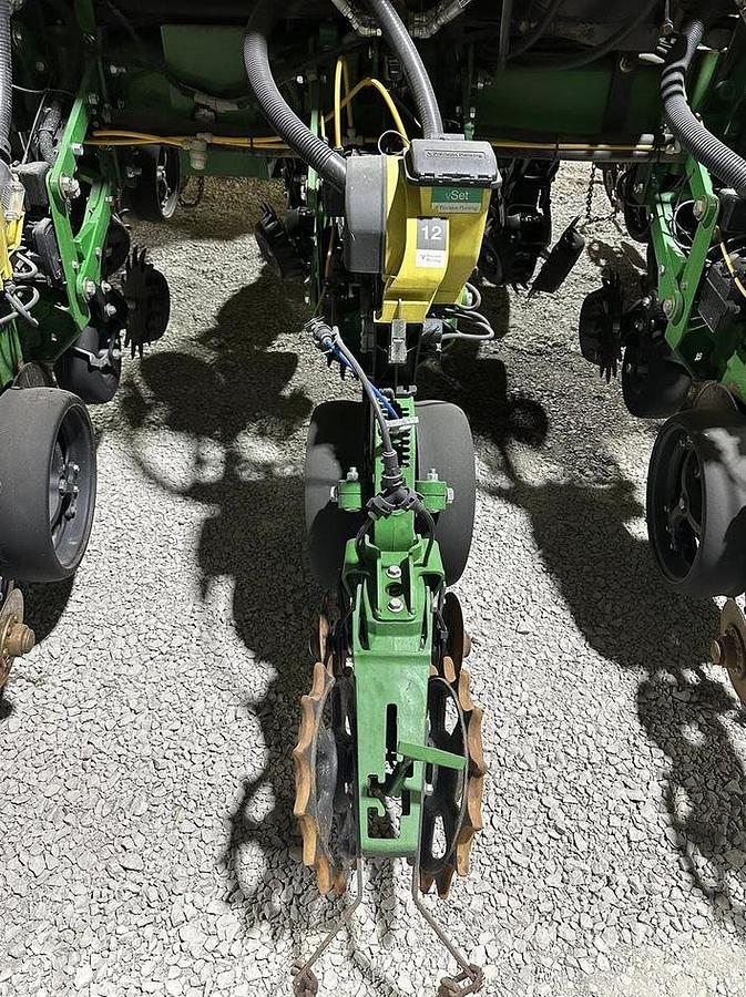 Used 2007 JOHN DEERE 1770NT Planter