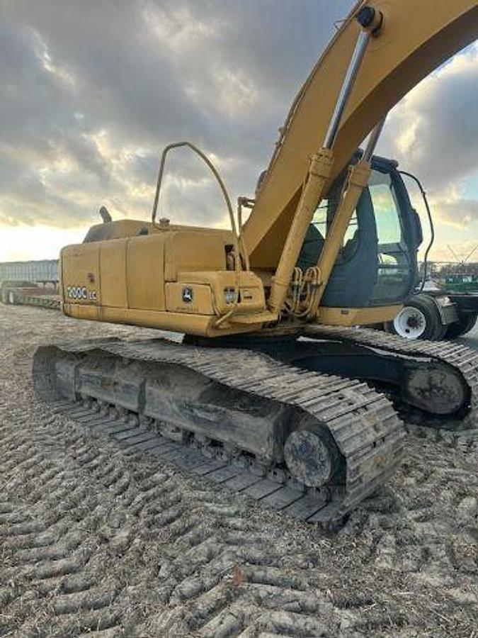 Used 2006 JOHN DEERE 200C LC Excavator