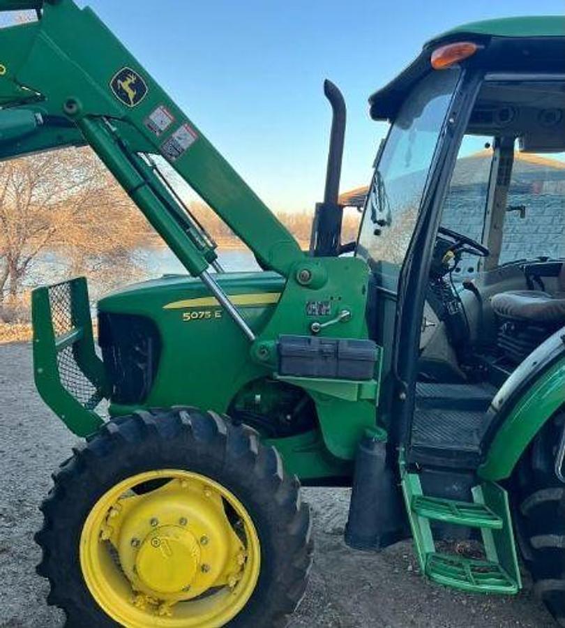 Used 2014 JOHN DEERE 5075E
