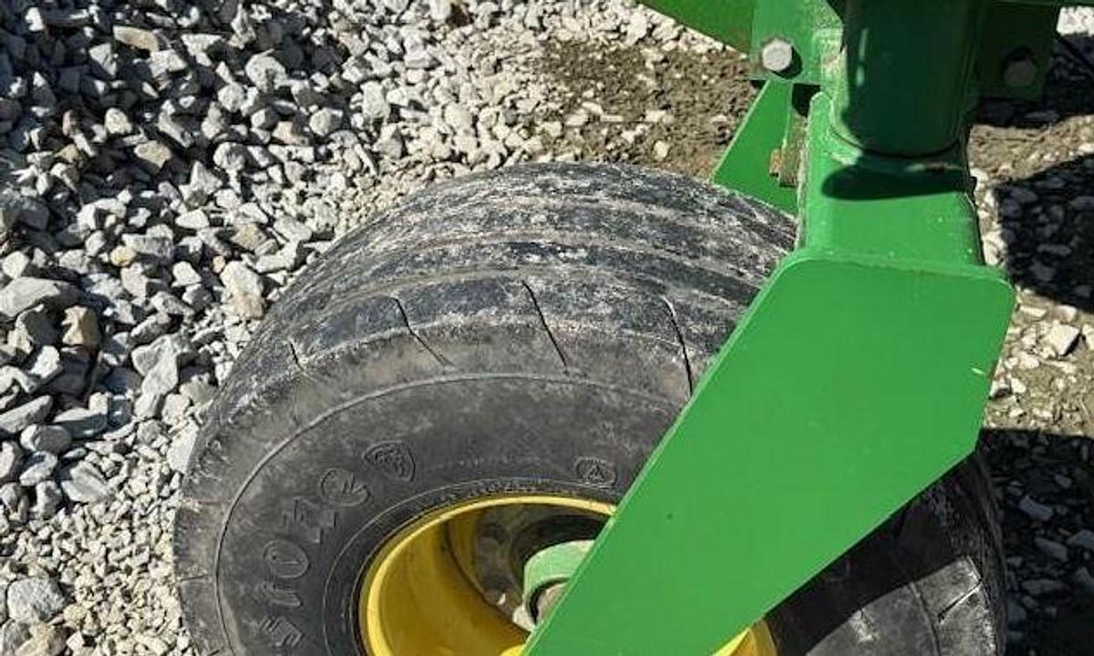 Used 2009 JOHN DEERE 2510H Fertilizer