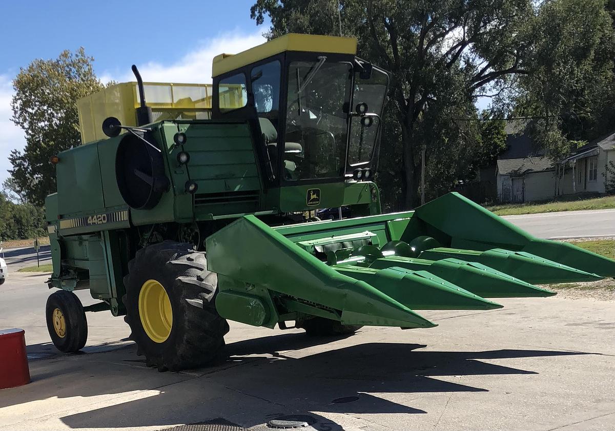 Used 1982 John Deere 4420 Combine