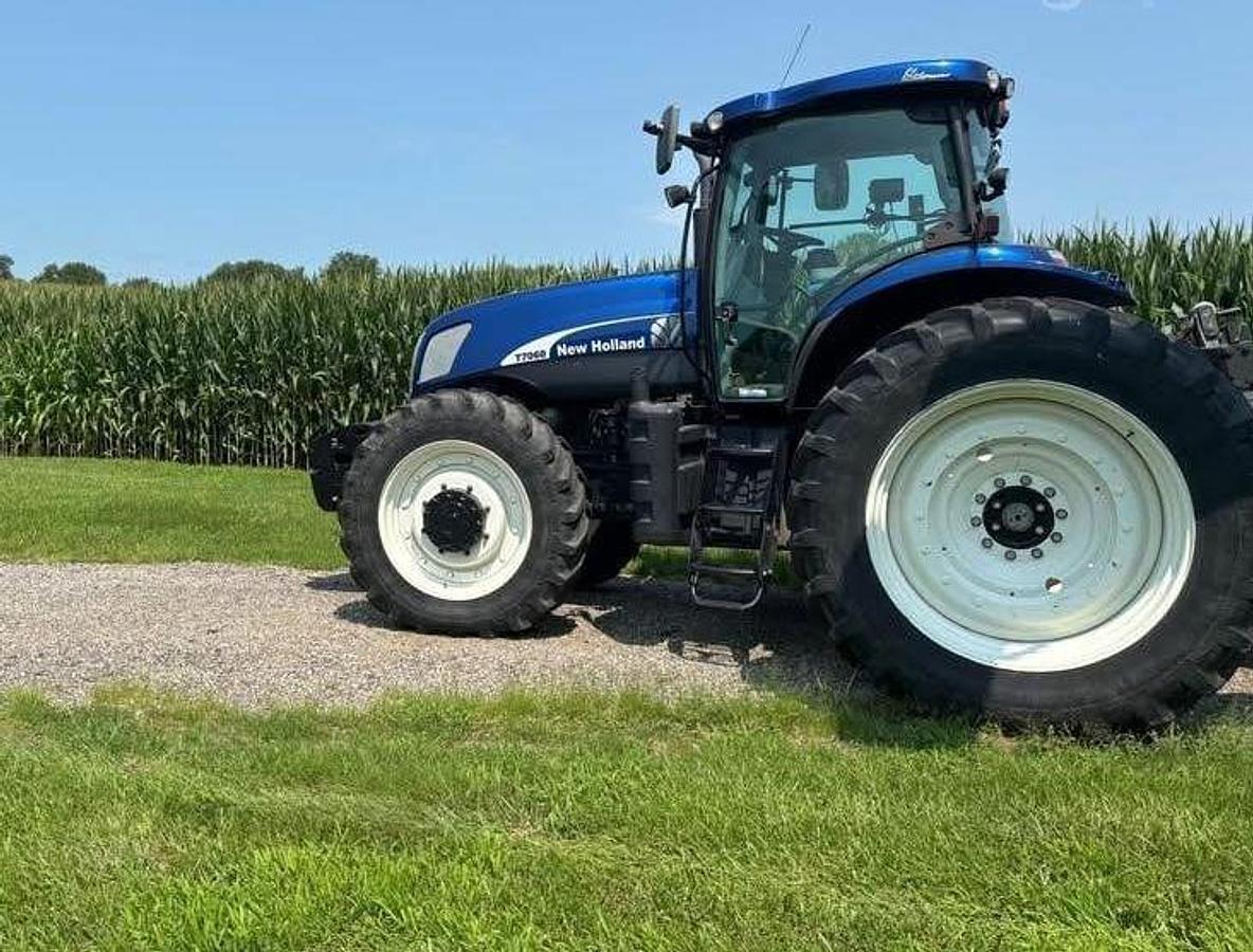 Used 2010 NEW HOLLAND T7060 Tractor