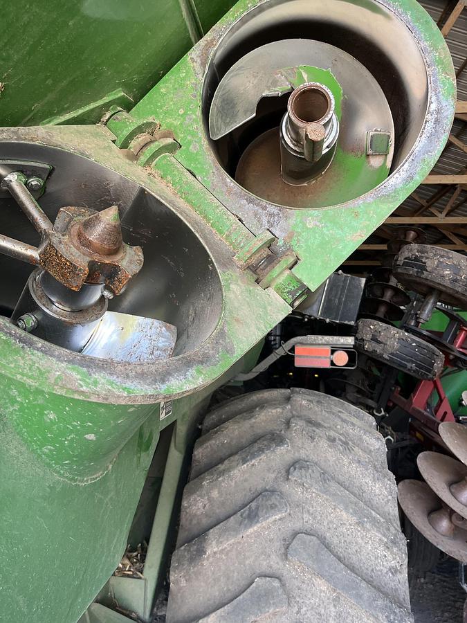 Used 2011 8250 Grain Cart